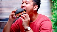 “Craaaaaviiinggg for buurrggeerrrrr,” kata Jordi yang sudah nggak sabar melahap burgernya. Kali ini ia mampir makan burger di Sisterfields, Bali. Foto: Instagram @jordionsu