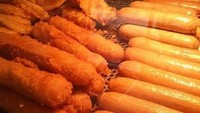 Di Inggris sosis yang terbuat dari daging sapi maupun babi diberi nama Saveloy. Saveloy punya bentuk dan warna yang sama seperti sosis yang dijadikan isian hot dog. Hanya saja, di Inggris saveloy disandingkan dengan fish and chips. Foto: Istimewa