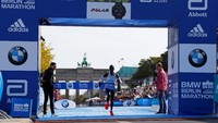 Performa impresif Kipchoge didukung oleh tubuh yang sangat atletis. Dengan tinggi badan sekitar 167 cm dan berat badan 52 kg, sistem kardiovaskularnya mampu bekerja dengan sangat maksimal. REUTERS/Fabrizio Bensch