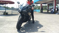 Meski seorang wanita, Dila tidak kalah cepat dengan pebalap lainnya saat mencoba sesi latihan yang disediakan panitia. Sesuai hasil kualifikasi, Dila start dari urutan ke-9 dari 18 peserta. Foto: Akfa Nasrulhak