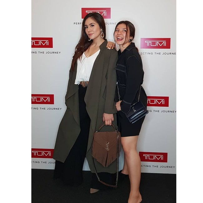 Tampil stylish dengan sang putri, Shaloom Razade, Wulan Guritno memakai tas fringe YSL seharga US$ 2.150 atau Rp 32 juta. Foto: Dok. Instagram @wulanguritno
