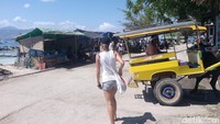 Seorang turis asing tampak berjalan kaki di Gili Trawangan (Harianto Nukman/detikTravel)