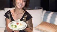 Masih dalam suasana ulang tahun, Sheila berpose manis dengan cake dan strawberry di atasnya. Foto: Instagram @itssheilamj