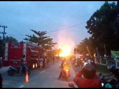 Foto: Semburan Api dari Pipa Gas Chevron di Riau