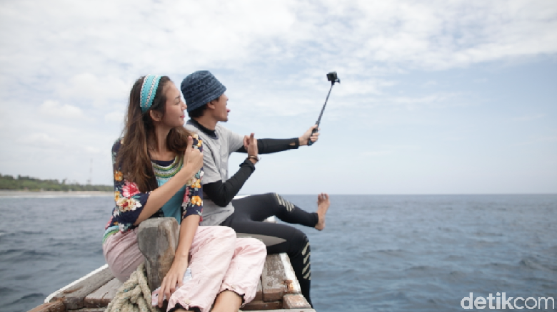Andri dan Euodia saat menuju spot-spot diving di Pulau Wangi-wangi, Wakatobi (Zaky Fauzi Azhar/detikTravel) Andri dan Euodia saat menuju spot-spot diving di Pulau Wangi-wangi, Wakatobi (Zaky Fauzi Azhar/detikTravel)