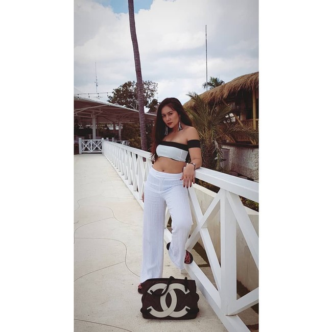 Masih seksi di usia 38 tahun, Wulan Guritno memilih tote bag Chanel klasik seharga US$ 1.816 atau Rp 27 juta untuk busana monokromnya. Foto: Dok. Instagram @wulanguritno