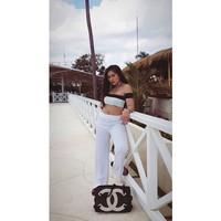 Masih seksi di usia 38 tahun, Wulan Guritno memilih tote bag Chanel klasik seharga US$ 1.816 atau Rp 27 juta untuk busana monokromnya. Foto: Dok. Instagram @wulanguritno