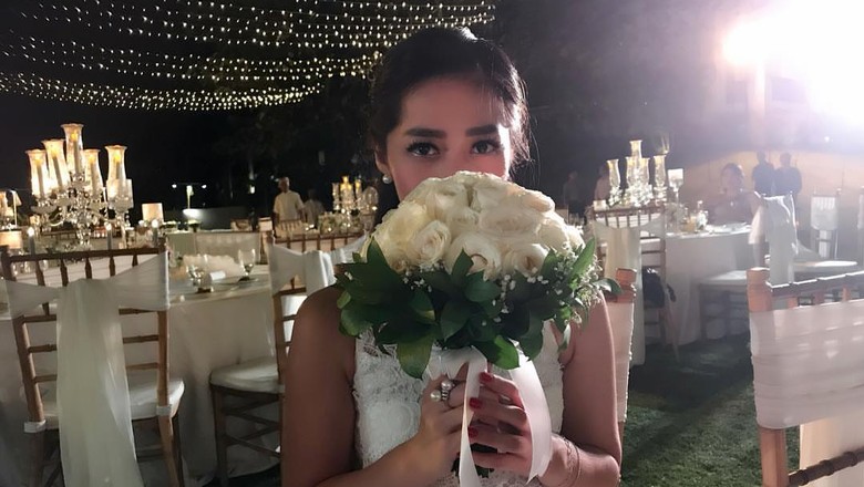 Pegang Mawar Putih, Gracia Indri Didoakan Segera Menikah Pegang Mawar Putih, Gracia Indri Didoakan Segera Menikah