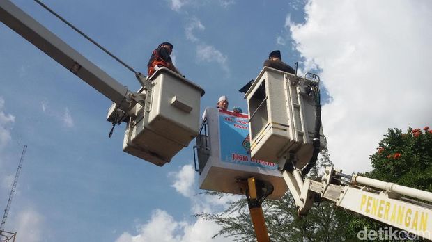 3 Pasang Pengantin Ini Menikmati Sensasi Menikah di Atas Crane