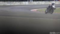 Gua kebetulan ada motor 1200 cc, tapi gua bilang ini powernya megang banget, sebelumnya gua baca motornya marc marquez dipakai dijalanan, masa sih powernya bisa segede itu, ternyata bener dalam sepersekian seken, cepet banget gua nyusul reza gak ada hitungan detik, ucap Bimo