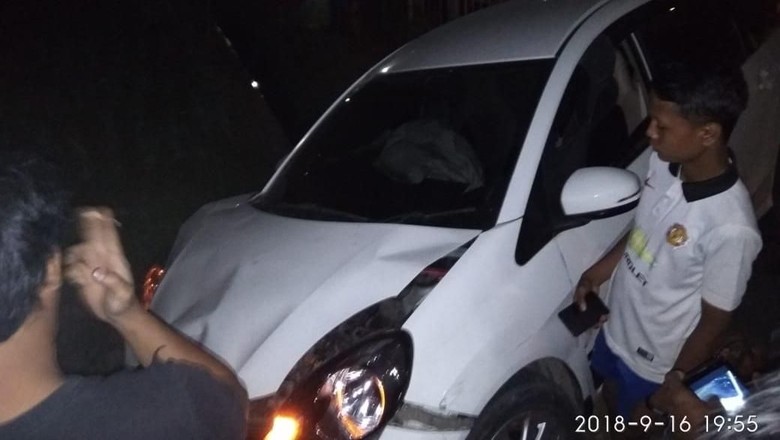 Mobil Ditabrak Kereta di Bandung, 3 Penumpang Selamat Mobil Ditabrak Kereta di Bandung, 3 Penumpang Selamat