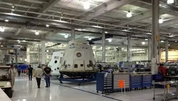 Menjelang sore, dia memeriksa aktiivitas di pabrik roket SpaceX yang canggih. Foto: istimewa