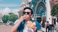 Main ke Disneyland tak lengkap tanpa mencicip camilan enak dengan tampilan Instagramable. Kali ini Jordi memilih waffle Mickey Mouse yang cute banget! Foto: Instagram @jordionsu