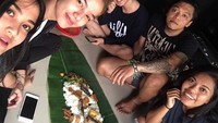 Ngeliwet di atas daun pisang dengan ikan asin, tahu tempe, dan sayuran. Jadi menu makan siang Sheila di rumah bersama teman-temannya. Foto: Instagram @itssheilamj