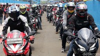 Para peserta Parade Bikers bersiap menjajal sirkuit Sentul, Minggu (16/9/2018).