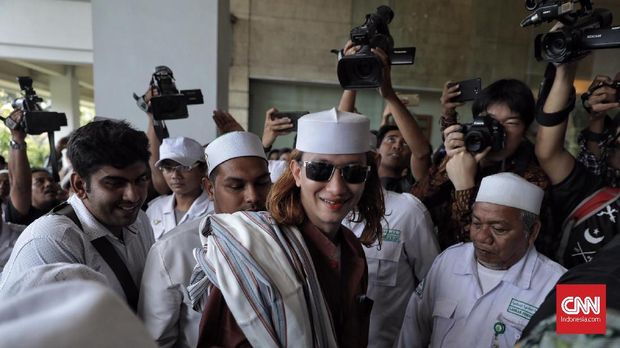 TKN: Mestinya Kubu Prabowo-Sandi yang Laporkan Habib Smith - CNN Indonesia