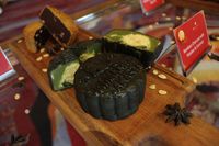 Nikmati Kue Bulan Charcoal yang Unik dengan Oolong Tea dari Taiwan