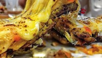 Isiannya sudah penuh tapi masih saja ditambah keju mozarella di atasnya. Keju ini dipanggang sebentar agar melting. Pecinta keju harus mencicip! Foto : instagram @jktinfo