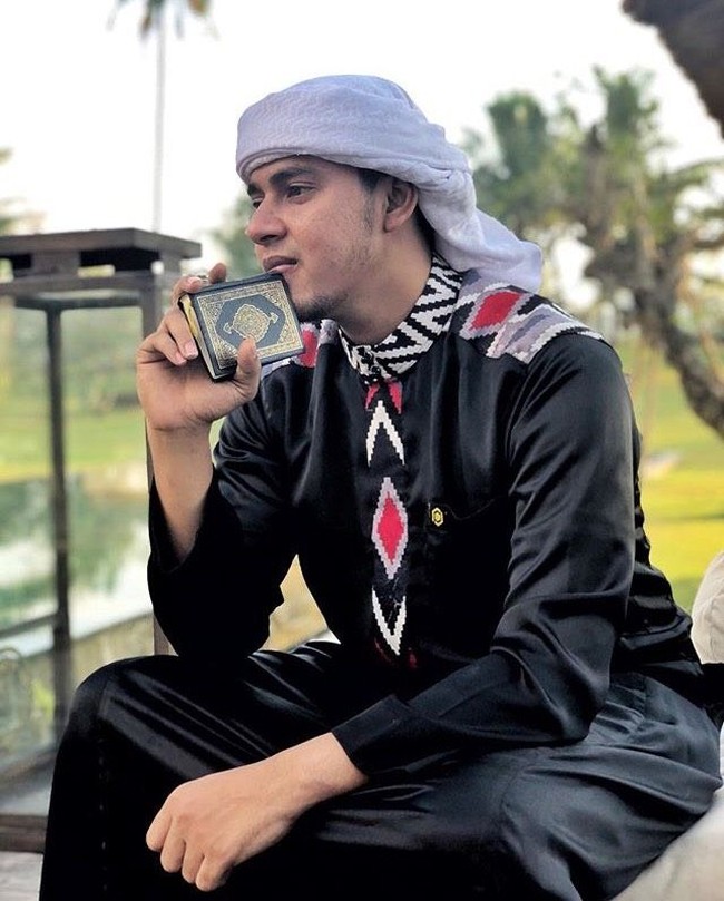 Ini Salim Bahanan seorang penghafal kitab suci Alquran (Hafidz) yang mencuri atensi karena parasnya rupawan. Foto: Dok. Instagram @bahanan93