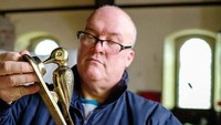 Brian Cairns, seorang tukang kayu Inggris, membeli sekerobot kuningan seberat 12 ton seharga £ 20.000 (US$ 26.200) untuk mengikisnya, tetapi kemdian dia mengetahui nilainya mencapai £ 2 juta (US$ 2,6 juta). Istimewa/Ranker.