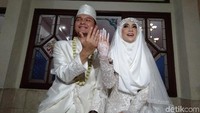 Anisa Rahma dan sang suami memperlihatkan cincin pernikahan mereka. Foto: vey/detikHOT