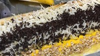 Roti long john versi manis juga tak kalah menggoda. Di dalam roti ada isian pisang, kacang cincang, keju hingga meises cokelat. Yummy! Foto : instagram @rotijohnjakarta