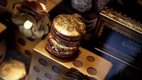 Marni-Laduree Gold Leaf Macarons dihargai US$ 100/kotak (Rp 1,4 juta). Untuk memberikan sedikit kemewahan, para penciptanya menutupi setiap macaron dalam lembaran tipis emas. Istimewa/Financesonline.