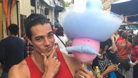 Badan boleh kekar tapi selera makannya tetap nggak mau kalah sama gadis muda. Romeh asyik menikmati cotton candy. Terlihat kontras tapi unik ya! Foto: Instagram @rotrigoromeh