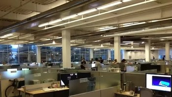 Berjalan di area kerja karyawan untuk menuju ke pabrik roket SpaceX. Foto: istimewa