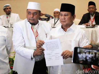 Detik-detik Prabowo Teken Pakta Integritas Ijtimak Ulama II