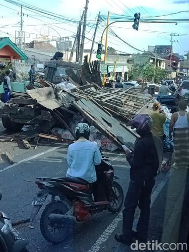 Rem Blong Truk Tabrak 7 Kendaraan Di Pandaan 4 Orang Terluka