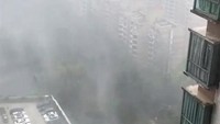 Penampakan hujan deras dari atas sebuah apartemen di Hong Kong (Foto: Dok. Instagram via Reuters)