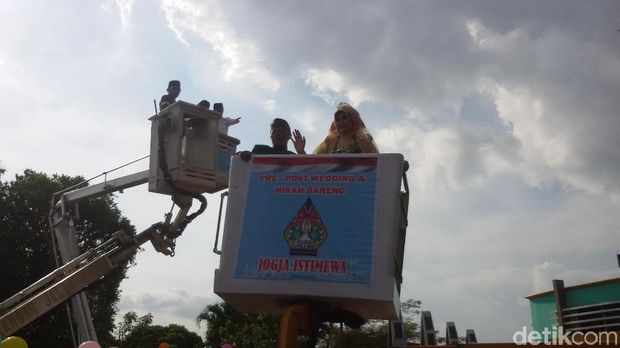 3 Pasang Pengantin Ini Menikmati Sensasi Menikah di Atas Crane