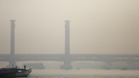 Saat Jembatan Ampera yang menjadi ikon Kota Palembang diselimuti asap (Foto: Dok. Antara Foto/Nova Wahyudi)