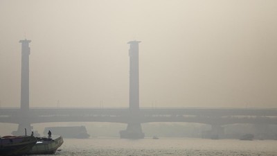 Penampakan Jembatan Ampera dan Sungai Musi yang Tertutup Asap