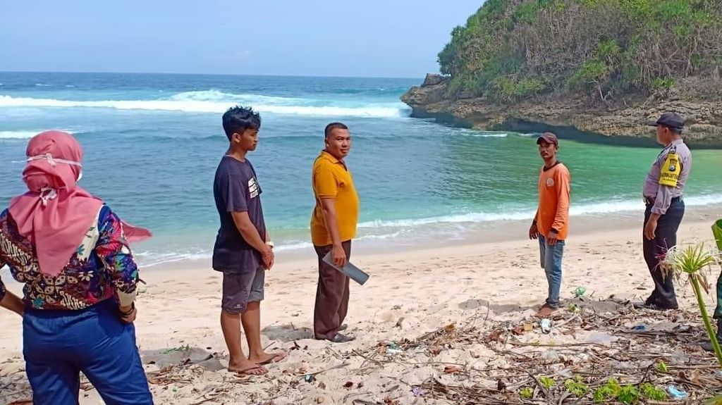 Dua Mahasiswa Unair Tewas Digulung Ombak di Pantai Bantol Malang