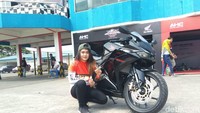 Menjadi pebalap wanita satu-satunya membuat Dila merasa berbeda. Sebab, dia harus bersaing dengan pebalap lainnya yang semuanya kaum pria. Foto: Akfa Nasrulhak