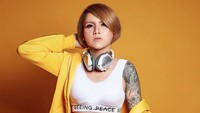 Dalam foto ini juga Evelyn Nada Anjani terlihat berubah. Ia tampil kasual. Foto: dok instagram