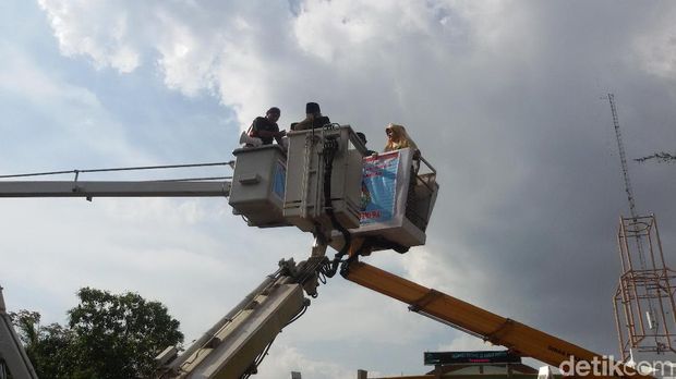 3 Pasang Pengantin Ini Menikmati Sensasi Menikah di Atas Crane