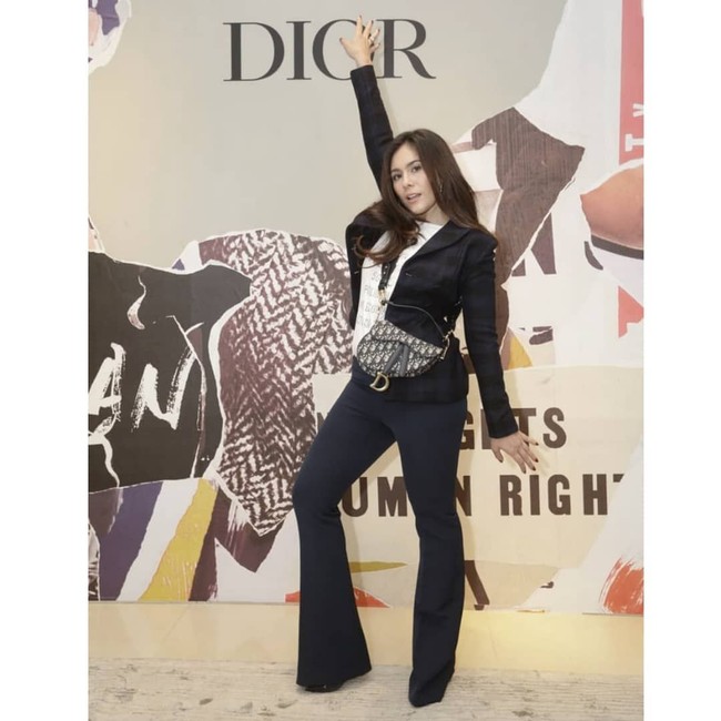 Dior Saddle Bag dari tahun 2000 awal kembali jadi tren di tahun ini. Tas model vintage itu kini dijual sekitar Rp 34 jutaan. Foto: Dok. Instagram @wulanguritno