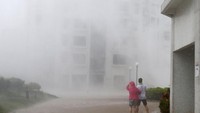 Warga berada di dekat tempat tinggal mereka saat Topan Mangkhut menyapu Hong Kong (Foto: Dok. REUTERS/Bobby Yip)