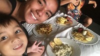 Ada pasta, kentang goreng, fish and chips, dan telur acak dengan sosis sebagai menu sarapan yang enak pilihan Sheila dan anak-anaknya. Foto: Instagram @itssheilamj