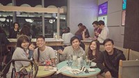 Bisa tebak ada siapa saja di foto ini? Yap! Jordi lagi kumpul bareng Tasya Kamila, Joshua Suherman, Putri Titian dan suaminya, Junior Liem. Mereka habis makan apa ya, hihihi… Foto: Instagram @jordionsu