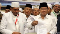 Kertas pakta integritas yang telah ditandatangai oleh Prabowo itu akan disebar kepada seluruh peserta Ijtimak Ulama II.