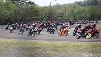 Kurang lebih 200 kendaraan roda dua berlambang sayap ini ikut berpatisipasi.