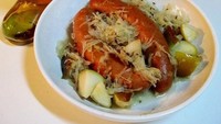Sosis khas Jerman ini sangatlah populer. Di Indonesia sendiri mudah dijumpai. Ya, bratwurst! Sosisnya berukuran lebih besar dan biasa disajikan bersama kentang goreng maupun pasta.  Foto: Istimewa