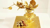 Decadent Cupcake seharga US$ 1300 per potong (Rp 18,8 juta) punya topping yang terbuat dari timah emas. Istimewa/Financesonline.