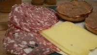 Italia punya varian sosis yang berasal dari Tuscany. Namanya finocchiona, yakni sosis yang terbuat dari daging babi yang diisi dengan biji adas. Finocchio sendiri artinya adas dalam bahasa Italia. Foto: Istimewa