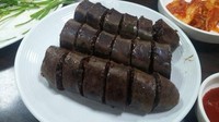 Sosis berwarna hitam khas Korea Selatan ini bernama Sundae (Soondae). Sajian ini terbuat dari usus sapi atau pun babi kemudian diberi isian mie, darah, dan rempah-rempah. Sundae mudah ditemui di penjaja jajanan pinggir jalan.