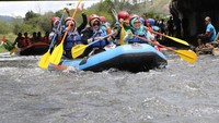 Traveler akan berafting ria melewati beberapa lokasi, sekaligus menikmati indahnya Dataran Gayo. Seru tapi tetap ramah untuk traveler yang membawa serta keluarga. (dok. Dinas Pariwisata Aceh)